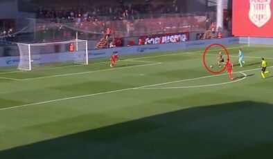 İstese yapamaz! Hamza Akman boş kaleye inanılmazı başardı