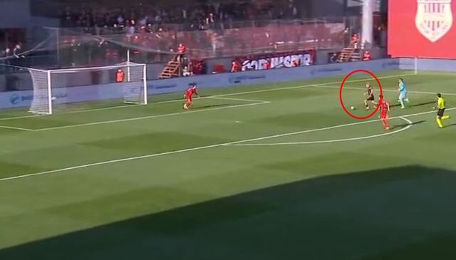 İstese yapamaz! Hamza Akman boş kaleye inanılmazı başardı