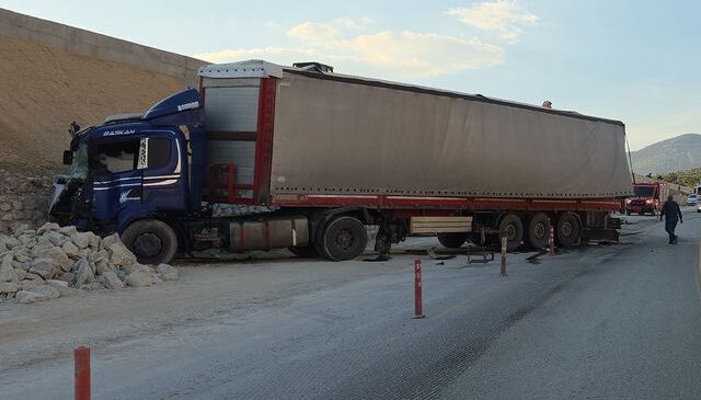 İstinat duvarına çarpan TIR’daki mermerler, otomobildekilerin üzerine düştü; 1 ölü, 3 yaralı
