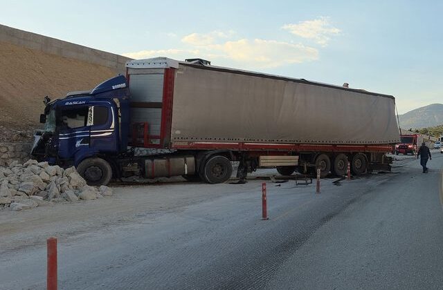 İstinat duvarına çarpan TIR’daki mermerler, otomobildekilerin üzerine düştü; 1 ölü, 3 yaralı