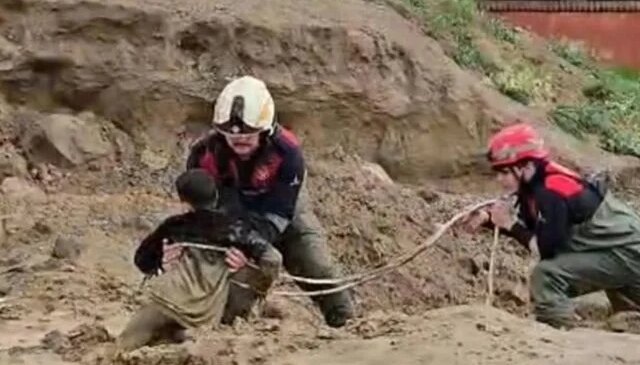 İzmir’de oyun oynarken çamura saplanan iki çocuk kurtarıldı