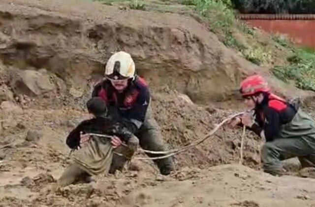 İzmir’de oyun oynarken çamura saplanan iki çocuk kurtarıldı