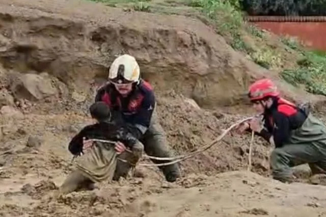 izmir de camura saplanan iki cocuk itfaiye ekipleri tarafindan kurtarildi 19718302 1968 o