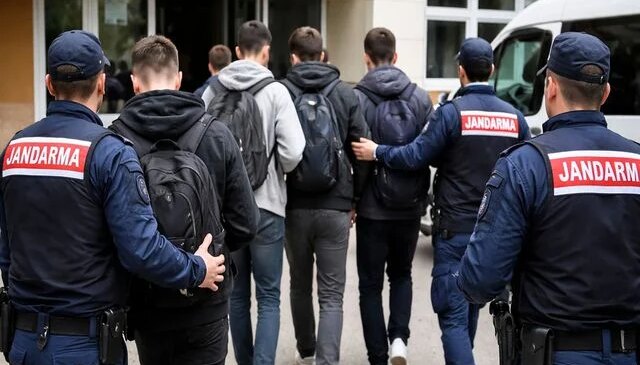 İzmir’de okul saldırısı hazırlığı iddiası: 8 öğrenci gözaltına alındı