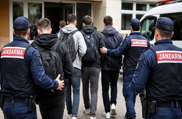 İzmir’de okul saldırısı hazırlığı iddiası: 8 öğrenci gözaltına alındı