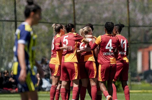 Kadınlar derbisinde inanılmaz son! Galatasaray, Fenerbahçe’yi geriden gelip yendi