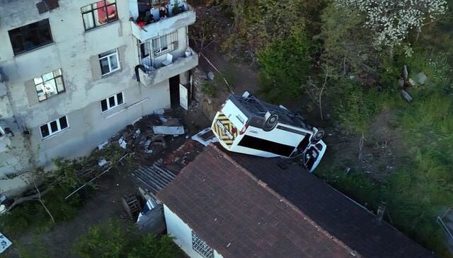 Kağıthane’de okul servisi evin çatısına düştü