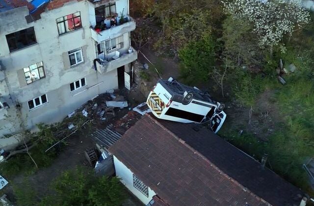 Kağıthane’de okul servisi evin çatısına düştü