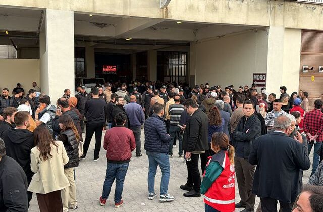 Kahramanmaraş’ta en acı bekleyiş: Aileler cenazeleri için hastanede