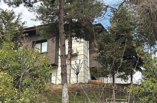 Yolda oluşan çatlaklar nedeniyle valilik konutu geçici olarak boşaltılıyor