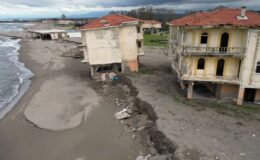 Sakarya’da kıyı erozyonu nedeniyle bir villa yıkılma tehlikesi yaşıyor