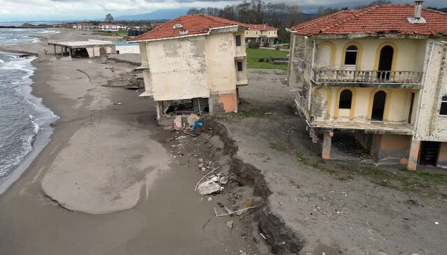Sakarya’da kıyı erozyonu nedeniyle bir villa yıkılma tehlikesi yaşıyor