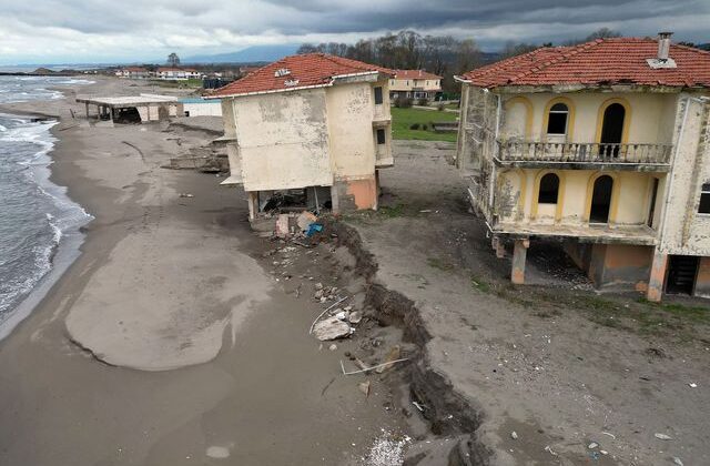 Sakarya’da kıyı erozyonu nedeniyle bir villa yıkılma tehlikesi yaşıyor