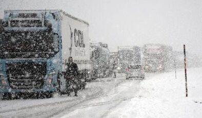 Yaz gelmeyecek gibi! Bu görüntü iki ili bağlayan yoldan