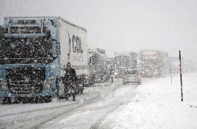 Yaz gelmeyecek gibi! Bu görüntü iki ili bağlayan yoldan