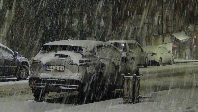 Nisan’da kış geri döndü: Kars beyaza büründü