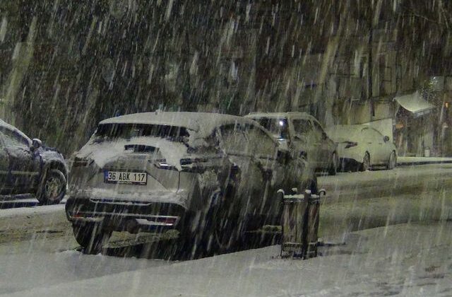 Nisan’da kış geri döndü: Kars beyaza büründü