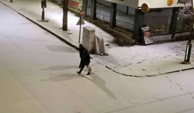 Kars’ta Nisan sürprizi: Şehir merkezi 5 dakikada beyaza büründü