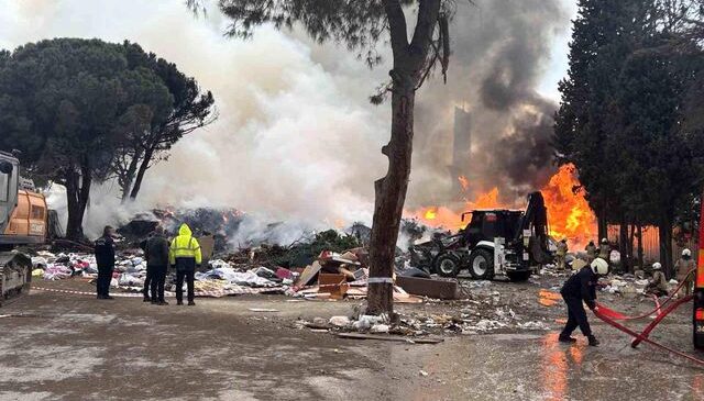 Kartal’da çöplük alanda korkutan yangın: Gökyüzü dumanlarla kaplandı