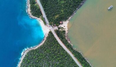 Kaş’ta sağanak sonrası denizin bir kısmı kahverengiye döndü