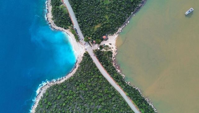 Kaş’ta sağanak sonrası denizin bir kısmı kahverengiye döndü