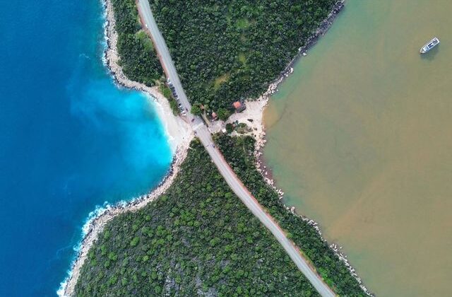 Kaş’ta sağanak sonrası denizin bir kısmı kahverengiye döndü