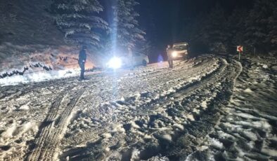 Nisan ayında kar bastırdı, Kastamonu’da yola çıkan mahsur kaldı