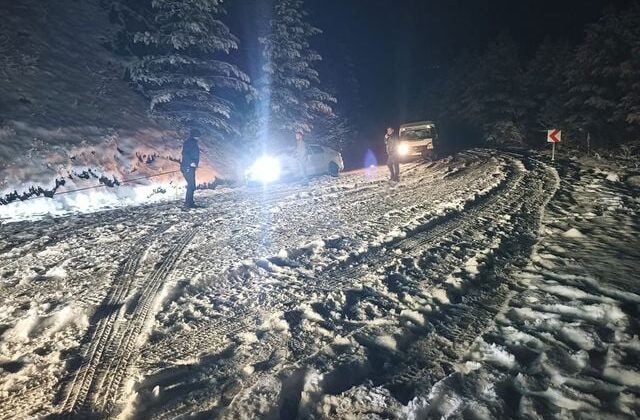 Nisan ayında kar bastırdı, Kastamonu’da yola çıkan mahsur kaldı