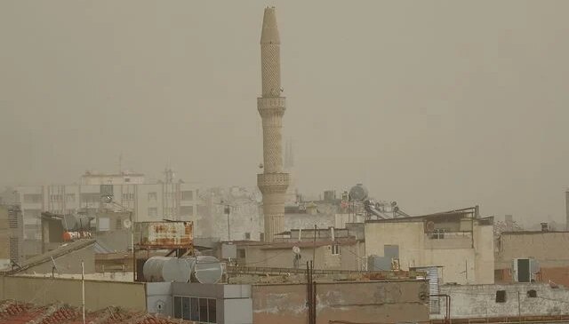 Kilis’te göz gözü görmedi: Suriye’den gelen toz bulutu hayatı felç etti