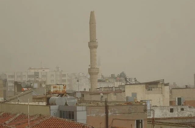 Kilis’te göz gözü görmedi: Suriye’den gelen toz bulutu hayatı felç etti