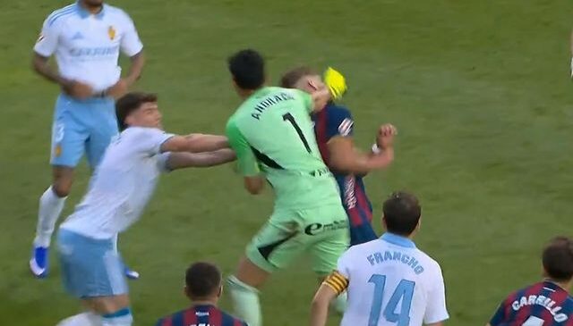 Kırmızı görünce rakip takımın kaptanını yumrukladı