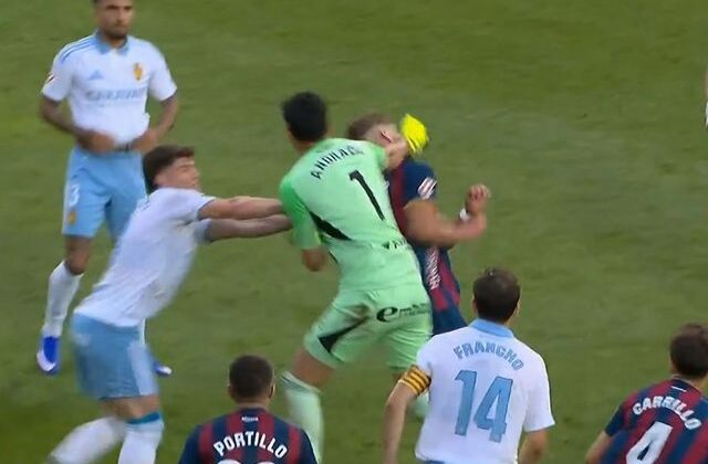 Kırmızı görünce rakip takımın kaptanını yumrukladı