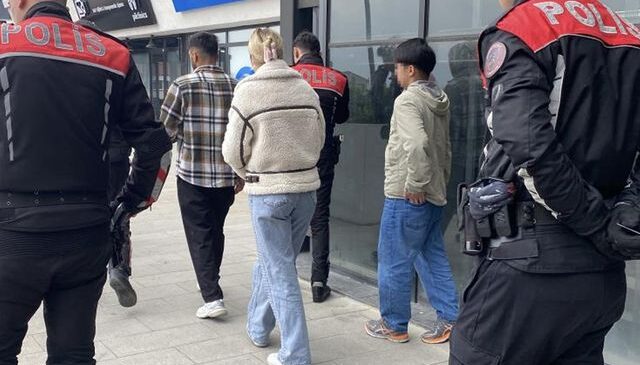 Kız kardeşini erkekle görünce ortalığı savaş alanına çevirdi