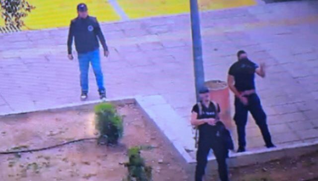 Kıbrıs’ta Rum tarafından çirkin saldırı: Türk sivillere taş ve patlayıcı madde atıldı