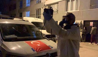 Komşuların kokulardan rahatsız olduğu daireden genç adamın cesedi çıktı