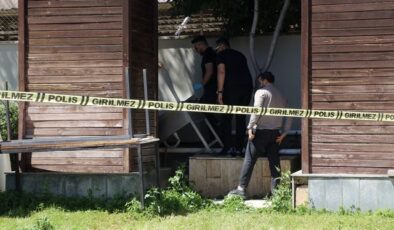 Kötü kokudan şüphelenerek baktıkları reklam panosundan tanınmayacak halde ceset çıktı