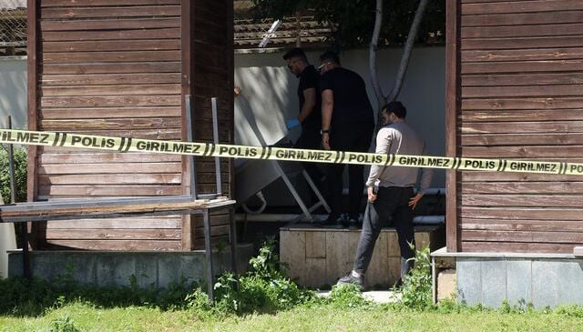 Kötü kokudan şüphelenerek baktıkları reklam panosundan tanınmayacak halde ceset çıktı