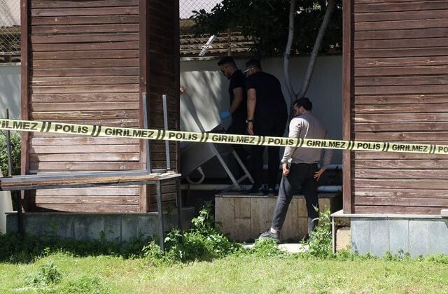 Kötü kokudan şüphelenerek baktıkları reklam panosundan tanınmayacak halde ceset çıktı