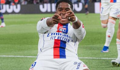 Lyon’dan PSG’ye şampiyonluk yolunda çelme