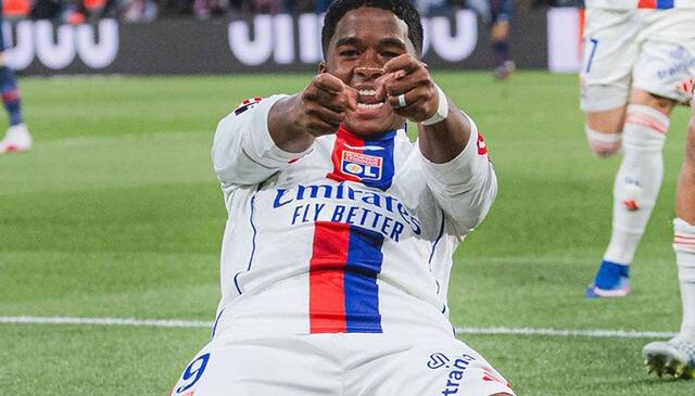 Lyon’dan PSG’ye şampiyonluk yolunda çelme