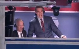 Maç topunu hatıra olarak isteyen spikeri havalara uçuran hareket