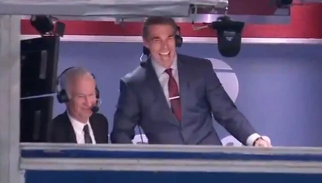 Maç topunu hatıra olarak isteyen spikeri havalara uçuran hareket