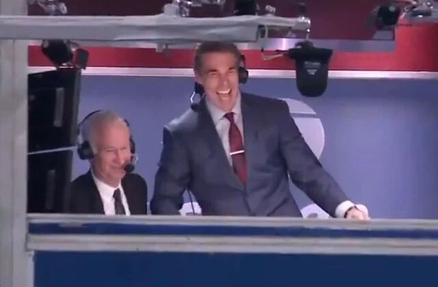 Maç topunu hatıra olarak isteyen spikeri havalara uçuran hareket