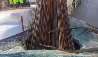 Kavşakta korku dolu anlar! Demirler araca saplandı