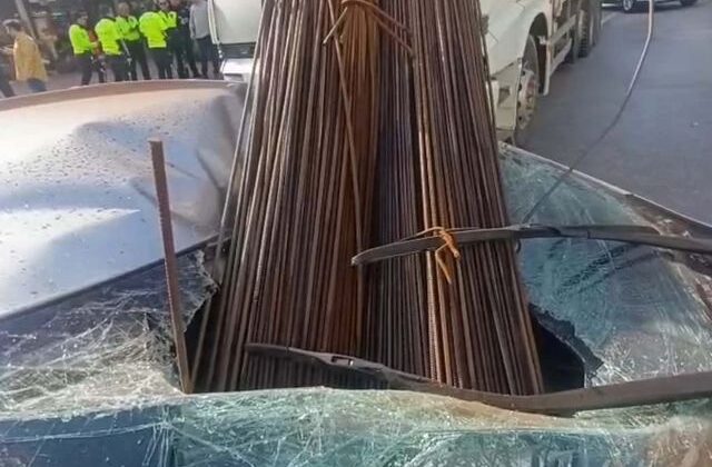 Kavşakta korku dolu anlar! Demirler araca saplandı