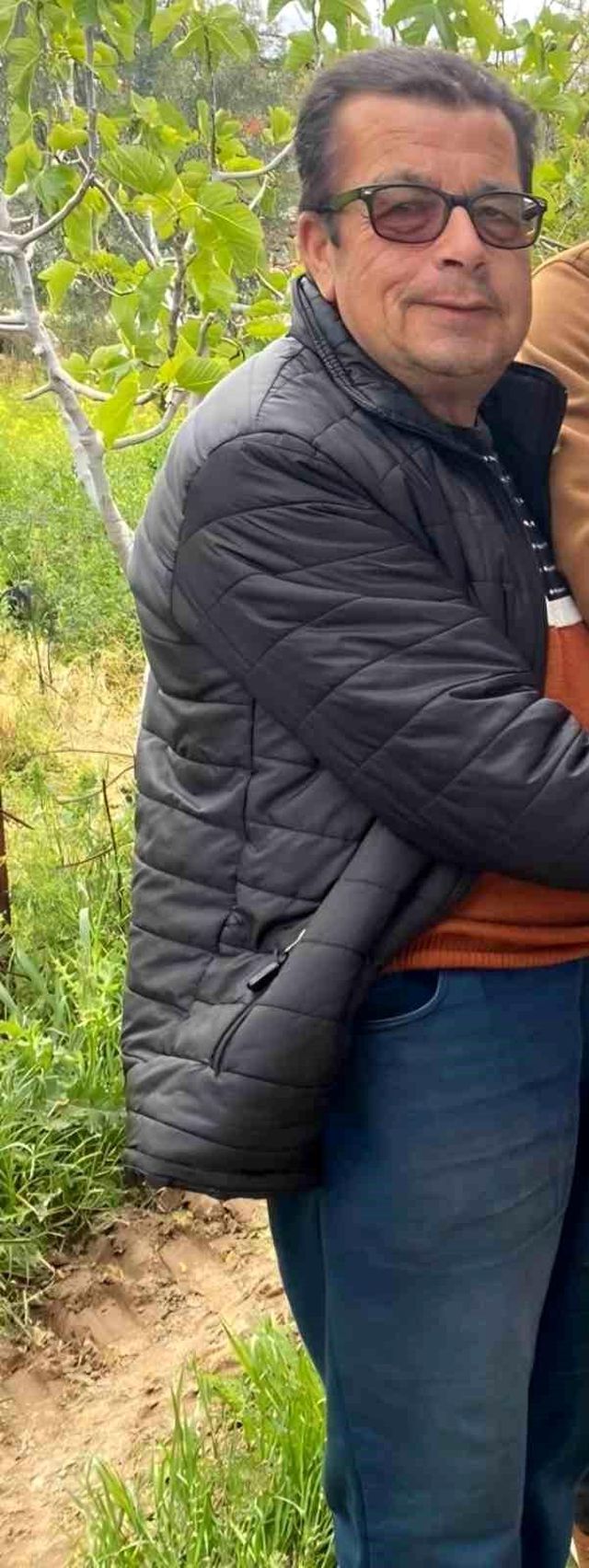 mantar toplamaya giden adam ormanlik alanda o 19763288 o