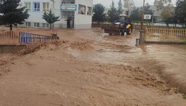 Mardin’de sağanak nedeniyle 75 öğrenci okulda mahsur kaldı