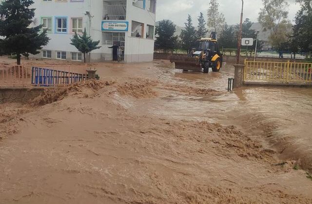 Mardin’de sağanak nedeniyle 75 öğrenci okulda mahsur kaldı