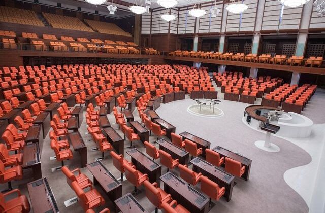 Meclis’te yoklama krizi! Partiler birbirini suçluyor, yasayı bekleyen anneler isyanda