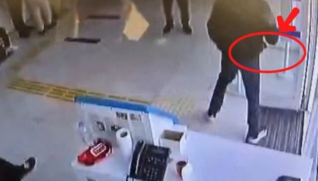 Banka şubesinde satırla gasp girişimi